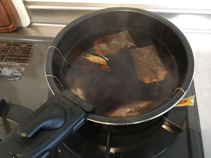紅茶を煮出している鍋