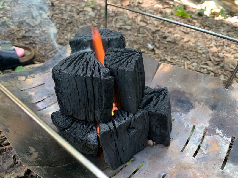 火起こし中の谷地木炭